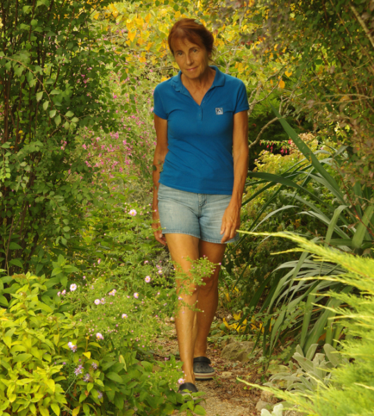 Evelyne Haber, bénévole LPO, dans son jardin Refuge du Tarn © Evelyne Haber